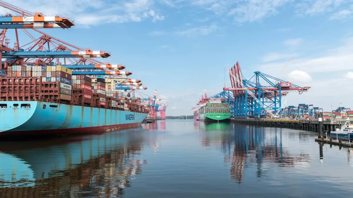 Guindastes e navios de carga em um porto